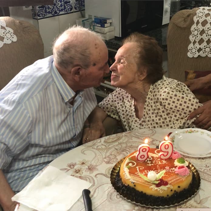 abuelos antonio y concha cuidadora en casa